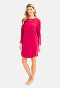 Fuchsiafarbenes Nachthemd mit langen Ärmeln, rundem Ausschnitt und weißen Akzentstreifen entlang der Ärmel. Hergestellt aus weichem, glattem Stoff.