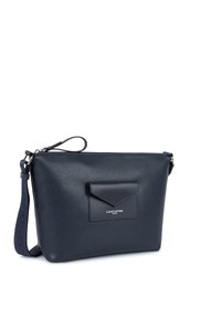 Sac à main en cuir marine avec une finition texturée, profil mince, fermeture éclair et une poche avant dotée d'un rabat. Sangle d'épaule réglable incluse.