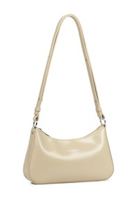 Beige synthetische Handtasche mit geschwungener Silhouette, glatter Textur, verstellbarem Riemen und metallischem Beschlag mit Logo auf der Vorderseite.