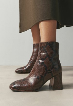 Classic ankle boots - chocolate brown snake