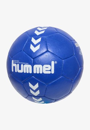 Blå håndbold med en tekstureret overflade, hexagonale paneler og hvide chevron-accenter. Mærket "hummel" er tydeligt vist.