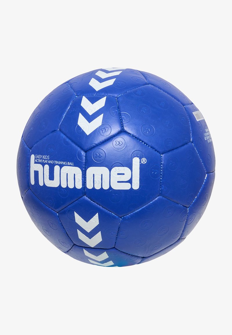 Niebieska piłka ręczna z teksturowaną powierzchnią, heksagonalnymi panelami i białymi akcentami w kształcie chevronu. Nazwa marki "hummel" jest wyraźnie widoczna.