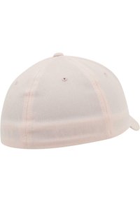 Căciulă cu un vârf rotund, dintr-un material roz deschis, având o textură cusută, mici găuri de ventilare și o margine scurtă, curbată.