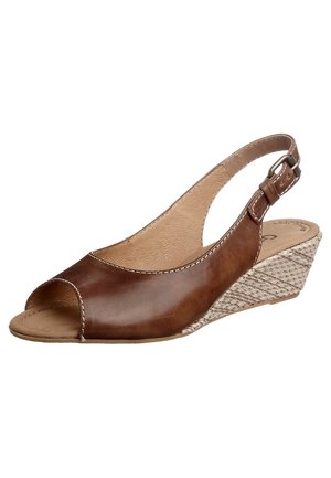 Braune Leder-Slingback-Wedge-Schuh mit offener Zehe, gewebter Textur am Wedge und einer Schnallenverschluss am Knöchelriemen.