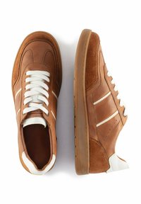 Bruine leren en suède sneakers met witte accenten, ronde neus, platte veters en een gestructureerde rubberen zool. Twee witte strepen aan de zijkanten.