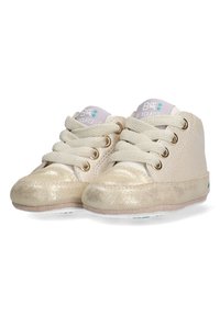 Zapatillas para bebés en beige con un material texturizado, punta de metal dorado, cordones redondos y un logotipo simple en la lengüeta acolchada.