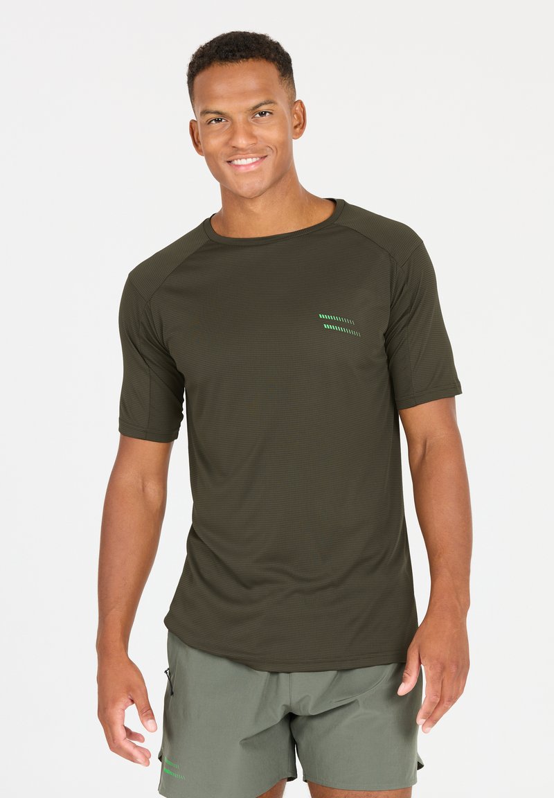 Dunkelgrünes T-Shirt mit kurzen Ärmeln aus strukturiertem Stoff, das subtile grüne Streifenmuster auf der Brust zeigt.