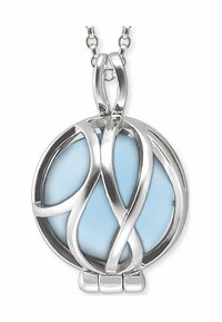 Pendente in argento con un design circolare caratterizzato da accenti metallici intrecciati attorno a un centro in smalto azzurro chiaro. Catena inclusa.