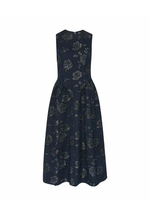 Robe midi sans manches bleu marine foncé avec corsage ajusté et jupe évasée, présentant un motif floral subtil sur l'ensemble dans une teinte légèrement plus claire.