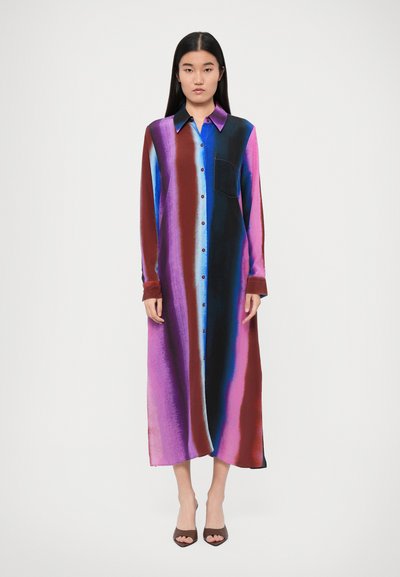 Langes Hemdblusenkleid mit einem Farbverlaufsmuster in Blau-, Lila-, Rot- und Schwarztönen, aus einem glatten Stoff gefertigt, mit einer Brusttasche.