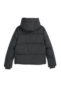 Czarna kurtka puchowa z kapturem, o pikowanym wzorze, grubym wypełnieniu i ściągaczowych mankietach. Widok z tyłu ukazuje krótki krój.