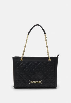 Zwarte gewatteerde handtas met gouden kettinghandvatten en een gouden label met "LOVE MOSCHINO" op het voorvak.
