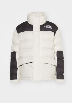 Chaqueta acolchada con un cuerpo blanco y hombros y mangas negras, gran cuello, dos bolsillos frontales y logotipo en el lado izquierdo del pecho.