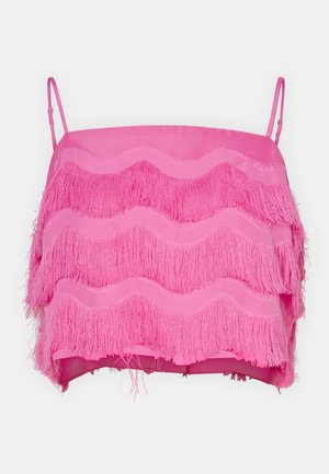 Ružičasti skraćeni top s slojevitim kićankama, koji ima valovite uzore i tanke podesive naramenice. Glatka tekstura tkanine nadopunjuje dizajn.