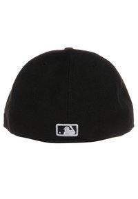 Cappellino da baseball aderente di colore nero con una superficie liscia, caratterizzato da un piccolo logo MLB ricamato in bianco sul retro, bordo curvo e senza branding visibile nella parte anteriore.
