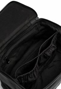 Fekete szövet tasak cipzárral, egy cipzáras zsebbel és két rugós rekesszel a belső részén, sima, matt felülettel.