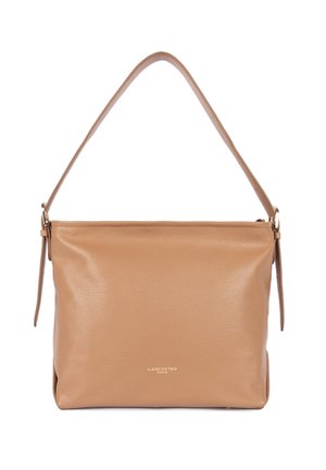 Sac à bandoulière en cuir tan avec une texture lisse, fermeture éclair et une seule sangle ajustable. Présente un logo embossé à l'avant.