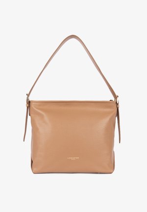 Sac à bandoulière en cuir tan avec une texture lisse, fermeture éclair et une seule sangle ajustable. Présente un logo embossé à l'avant.