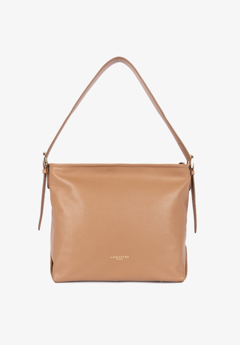 Sac à bandoulière en cuir tan avec une texture lisse, fermeture éclair et une seule sangle ajustable. Présente un logo embossé à l'avant.