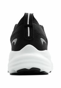 Černá sportovní bota s texturovaným svrškem a poutkem na zadní straně. Obsahuje bílou polstrovanou podrážku a jemné šedé akcenty loga.