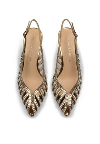 Scarpe slingback metalliche dorate con design open toe. Presentano incisioni intricate e accenti metallici lungo i lati. Fodera interna liscia.