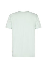 Camiseta de color verde menta claro, mangas cortas, cuello redondo, hecha de algodón suave, con una pequeña etiqueta de logo en la parte inferior izquierda, diseño sencillo.