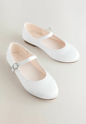 Weiße Ballerinas mit abgerundetem Zehenbereich, aus Satinmaterial, verziert mit kleinen perlenähnlichen Akzenten und gesichert durch einen dekorativen Riemen mit Schnalle.