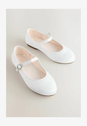 Białe baletki z zaokrąglonym noskiem, wykonane z satynowego materiału, zdobione małymi perełkowymi akcentami, zapinane na ozdobny pasek z klamrą.