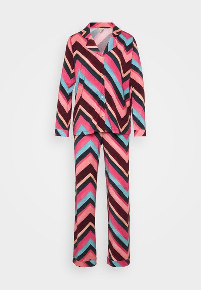 Pink og blå zigzag-mønstrede pyjamas med lange ærmer, knaplukning foran og matchende bukser. Fremstillet af blødt og behageligt stof.