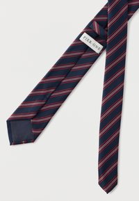 Marineblauwe zijden stropdas met diagonale rood-witte strepen, met het binnenlabel "Pier One" zichtbaar, op een effen witte achtergrond.
