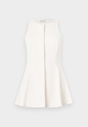 Vestito bianco senza maniche fino al ginocchio con gonna svasata e chiusura frontale nascosta, progettato da Anna Field.