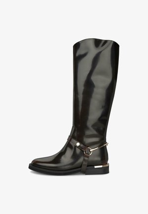 Hohe, glänzende schwarze Gummistiefel mit rundem Zehenbereich, schmalem Knöchelriemen mit silbernen Beschlägen und flacher schwarzer Sohle.