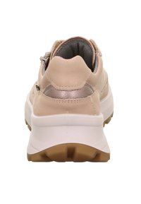 Helle rosa Ledersneaker mit texturiertem Obermaterial, grauen Akzenten, weißer Zwischensohle und einer flexiblen Gummisohle mittraktionsrillen.
