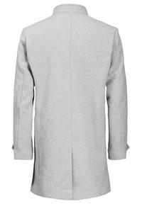 Abrigo de mezcla de lana gris, de longitud media, diseño estructurado, con una abertura trasera sencilla, cuello puntiagudo, mangas largas con puños abotonados, apariencia minimalista.