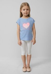 Lichtblauw T-shirt met korte mouwen met een roze hartgrafiek en tekst. Gecombineerd met witte legging en lichtroze schoenen. Glad katoen.