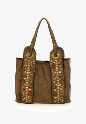 Borsa a tracolla in pelle marrone con doppio manico, decorata con borchie dorate e ornamenti rossi a forma di triangolo e cerchio lungo le cinghie frontali.