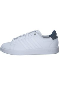 Vita atletiska sneakers med en slät läderöverdel, tre sidostrecken och en texturerad marinblå hälaccent. Har en platt gummisula.