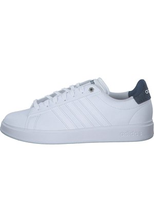 Zapatilla deportiva blanca con una parte superior de cuero suave, tres rayas laterales y un acento en el talón texturizado en color marino. Cuenta con una suela de goma plana.