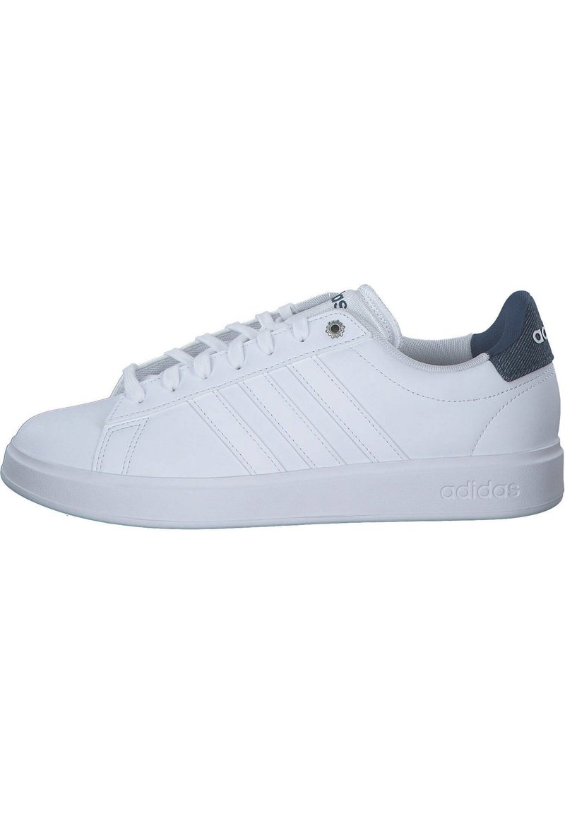 Vita atletiska sneakers med en slät läderöverdel, tre sidostrecken och en texturerad marinblå hälaccent. Har en platt gummisula.