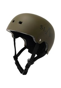 Oliven grøn hjelm med en mat finish, udstyret med ventilationsåbninger, sorte justerbare stropper og et logo trykt på siden.