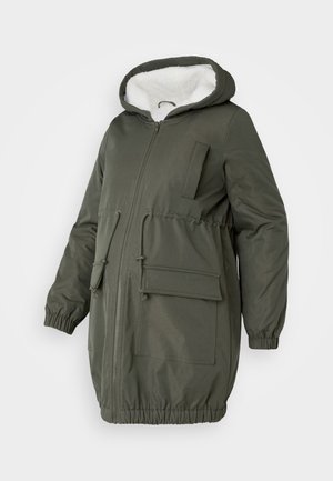 Oliivinvihreä parka, jossa on vuorattu huppu, täysipitkä vetoketju, elastiset hihansuut ja useita taskuja. Valmistettu sileästä, vedenpitävästä kankaasta.