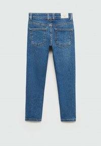 Uže slim traperice od plave denima, s srednje visokim strukom i dva stražnja džepa s ušivenim obrubom. Glatka, ujednačena tekstura.