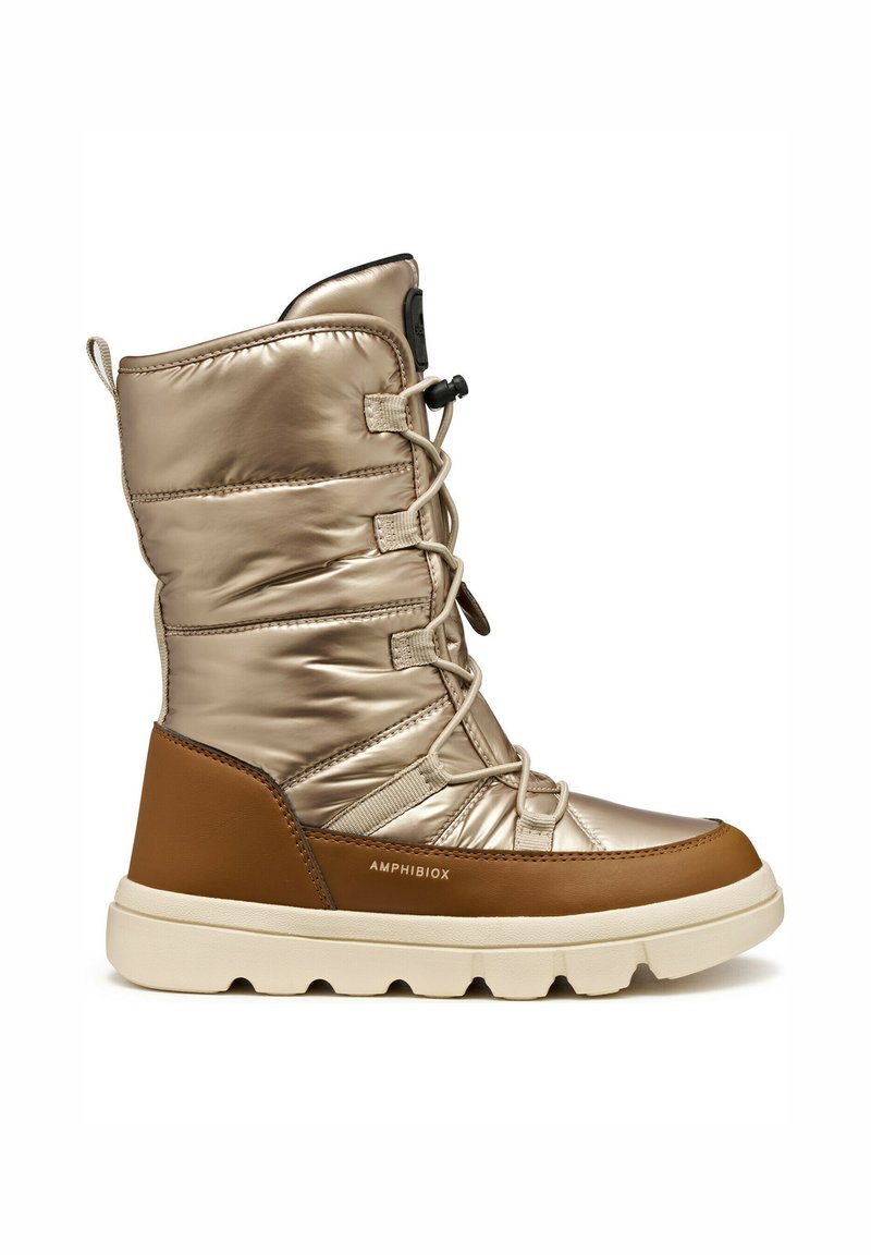 Bota de invierno metálica dorada con parte superior acolchada, cordones ajustados, acentos de cuero marrón y suela gruesa color crema. Presenta una construcción impermeable.