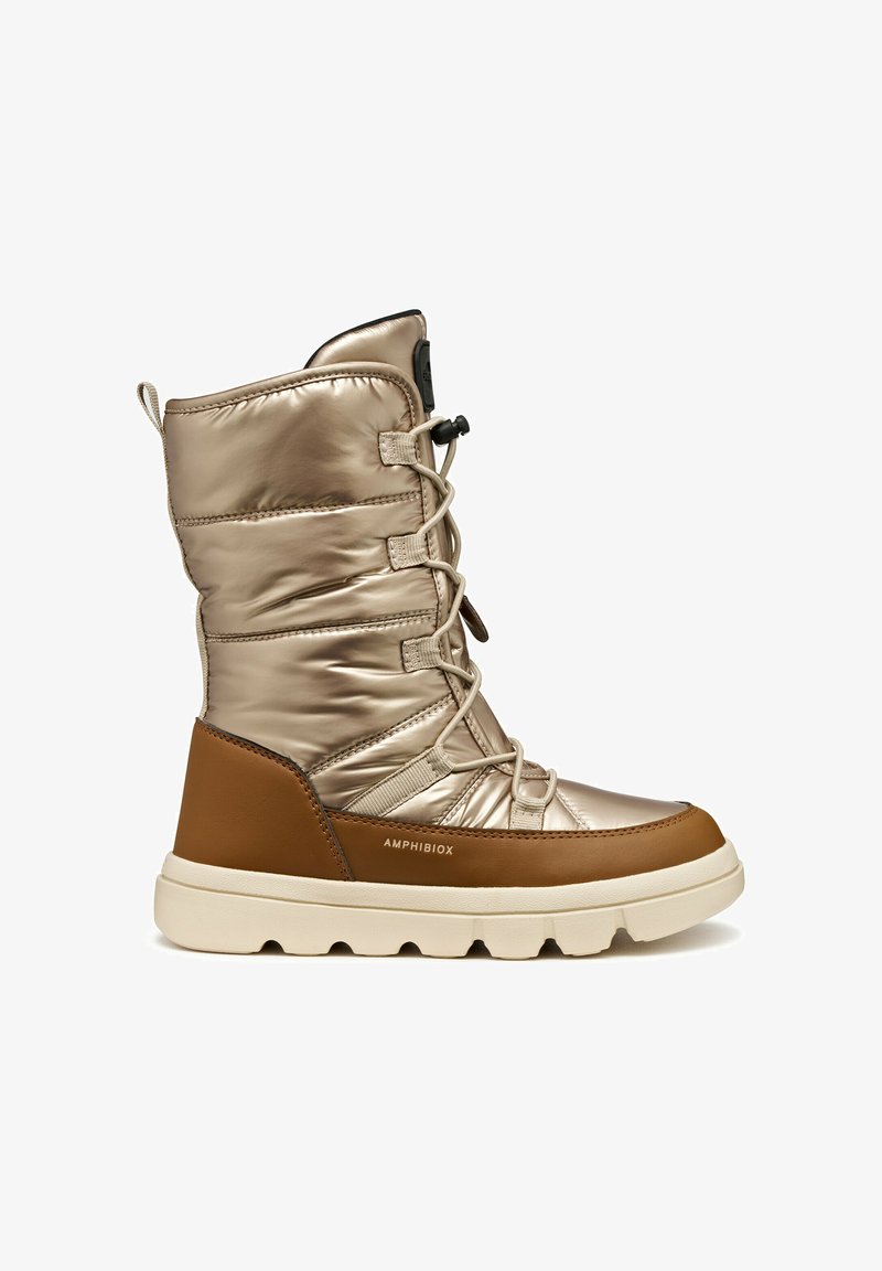Metaliczne złote zimowe buty z wyściełanym wierzchem, ściąganymi sznurówkami, brązowymi skórzanymi akcentami i masywną kremową podeszwą. Posiadają wodoodporną konstrukcję.