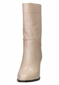 Stivale al ginocchio in pelle beige con una texture morbida, punta a mandorla e una finitura liscia. Presenta un tacco leggero e un design piegato verticalmente.