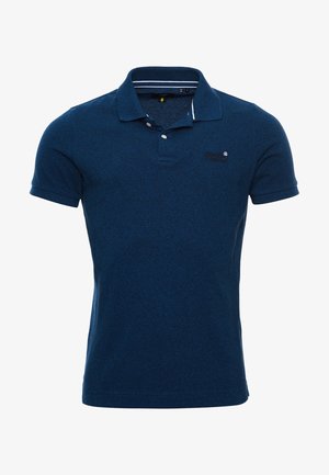 Marineblauw poloshirt met korte mouwen, twee knopen, witte gestreepte kraagrand en een klein geborduurd logo op de borst.