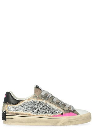 Sneaker basso con suola beige, pannello laterale glitterato argento, dettaglio rosa vicino ai lacci, tessuto mimetico e lacci grigi.