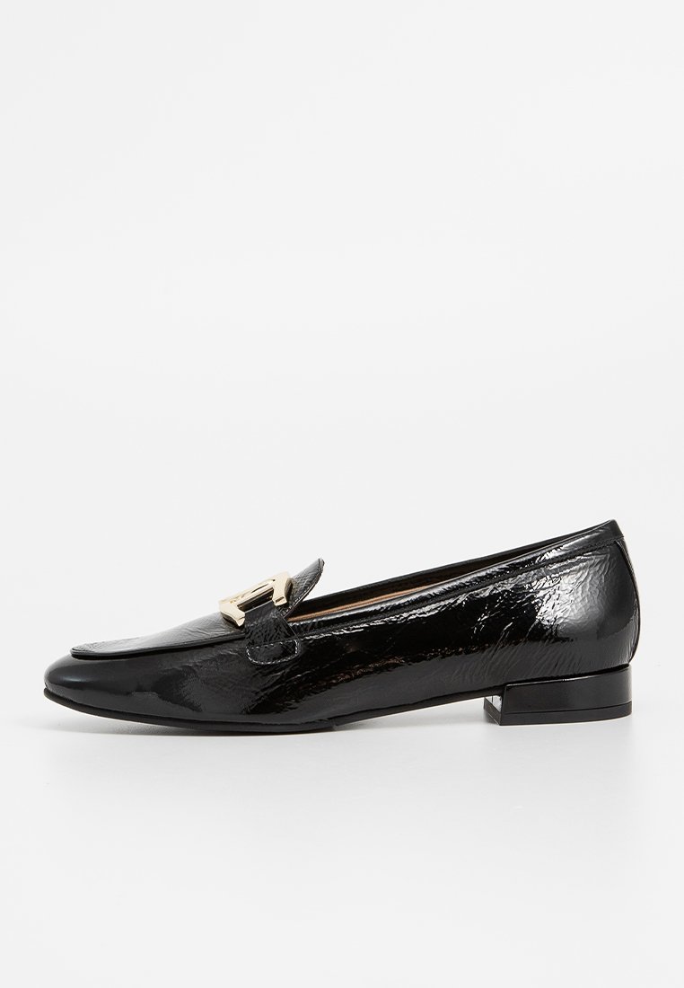 Svarta lackläderloafers med kvadratisk tå, liten klack och accentuerande detaljer i guldton. Slät yta med en stilren design.