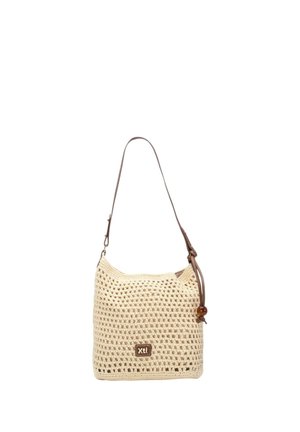 Bolso de hombro tejido beige con una correa de cuero marrón ajustable y un pequeño parche con el logo "Xti" en el centro frontal.