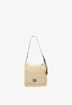 Bolso de hombro tejido beige con una correa de cuero marrón ajustable y un pequeño parche con el logo "Xti" en el centro frontal.
